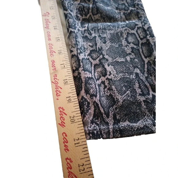 SPANX Womens Animal Print Cropped Leggings Snakeskin Sz S Jean Like Stretch Pant - Picture 8 of 9